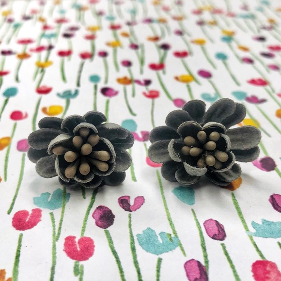 3D Earrings Floral Gray - Picture 2 of 5